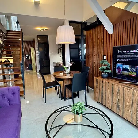 - Hlavna Ulica, Centrum, Netflix, Parking *