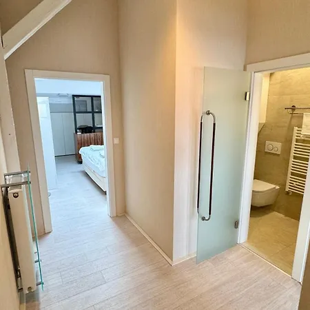 - Hlavna Ulica, Centrum, Netflix, Parking