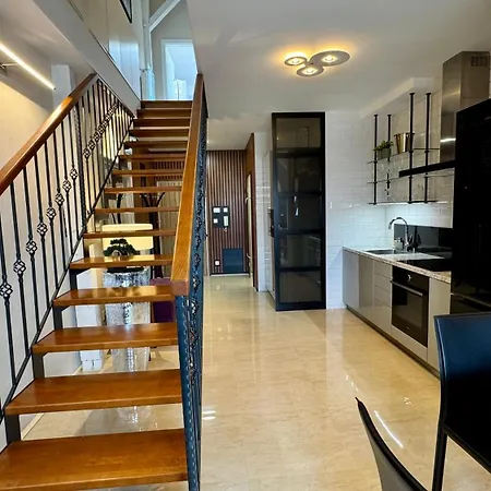 - Hlavna Ulica, Centrum, Netflix, Parking